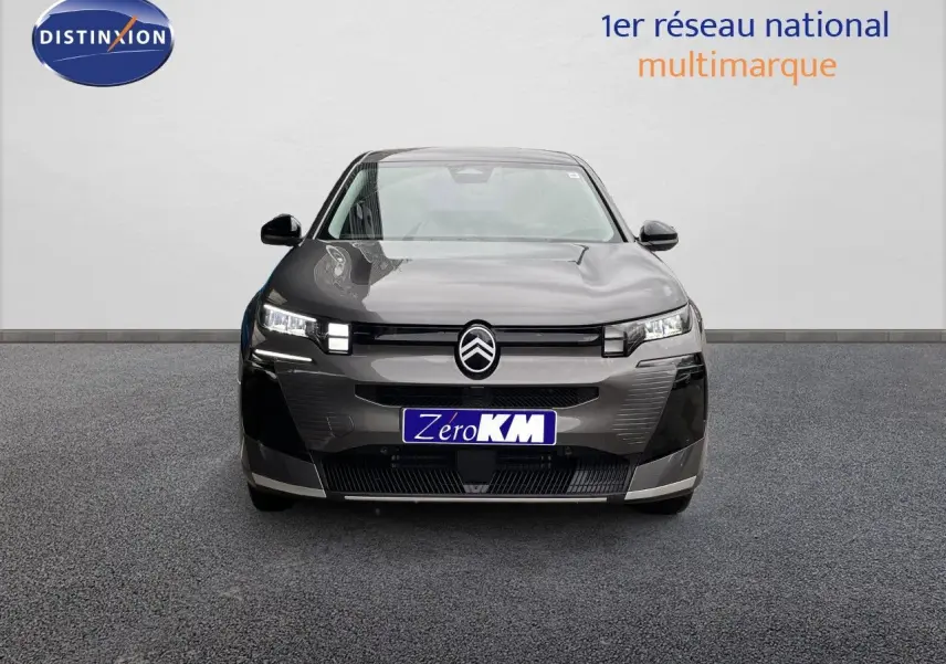 Vue frontale d'un Citroën C5 Aircross Hybrid gris platinium métal avec calandre noire et phares LED allumés.