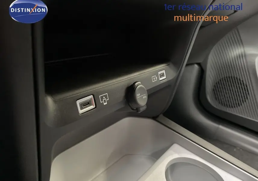 Détail de la console centrale du Citroën C5 Aircross gris platinium, montrant prises USB et prise 12V côté passager.
