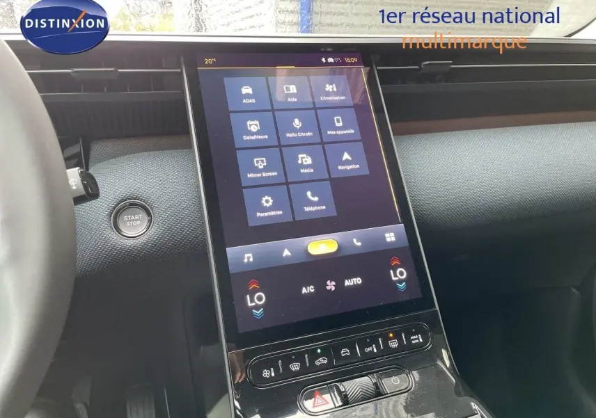 Vue rapprochée de la console centrale tactile du Citroën C5 Aircross gris platinium, avec bouton Start/Stop visible à gauche.