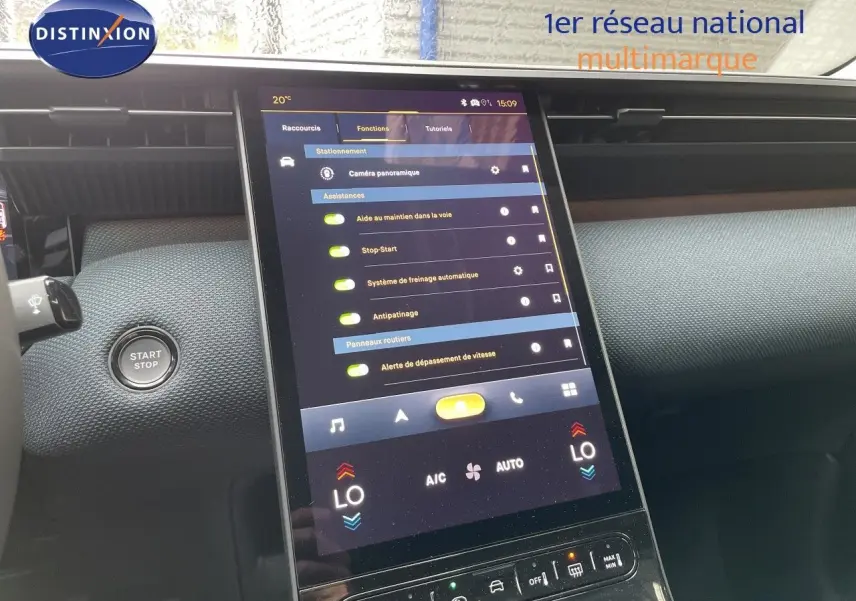 Vue intérieure centrée sur l’écran tactile du tableau de bord du Citroën C5 Aircross gris platinium 2026.