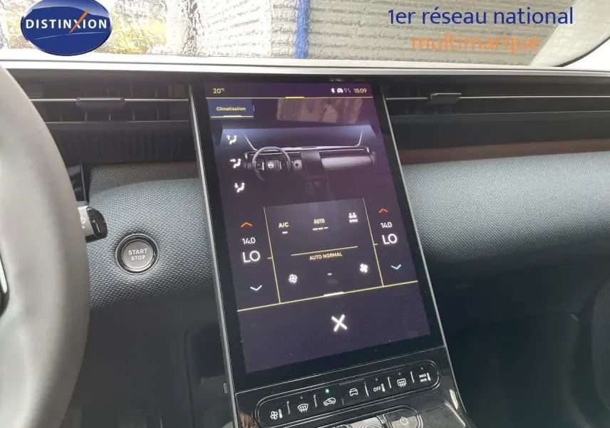 Vue intérieure du tableau de bord du Citroën C5 Aircross Hybrid 2026 avec écran tactile vertical et bouton start/stop.