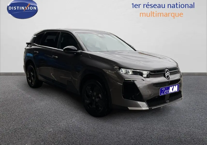 Citroën C5 Aircross Hybrid gris platinium métal en 3/4 avant droit avec jantes noires et calandre distinctive.