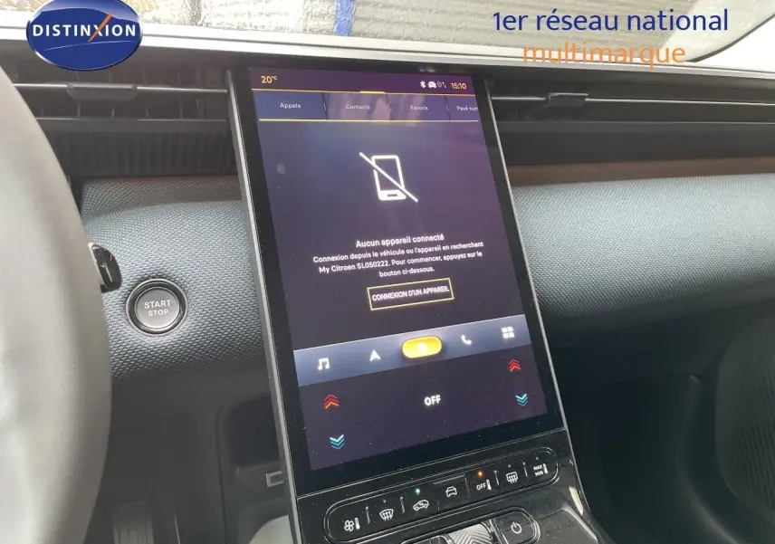 Vue intérieure centrée sur l'écran tactile vertical du tableau de bord du Citroën C5 Aircross gris platinium 2026.