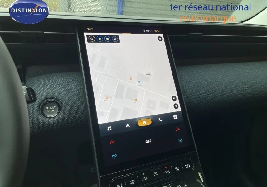 Vue rapprochée de la console centrale avec écran tactile du Citroën C5 Aircross Hybrid gris platinium, affichant la navigation.