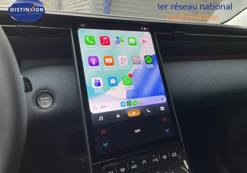 Vue rapprochée de l’écran tactile central du Citroën C5 Aircross Hybrid 2026, avec interface connectée colorée.