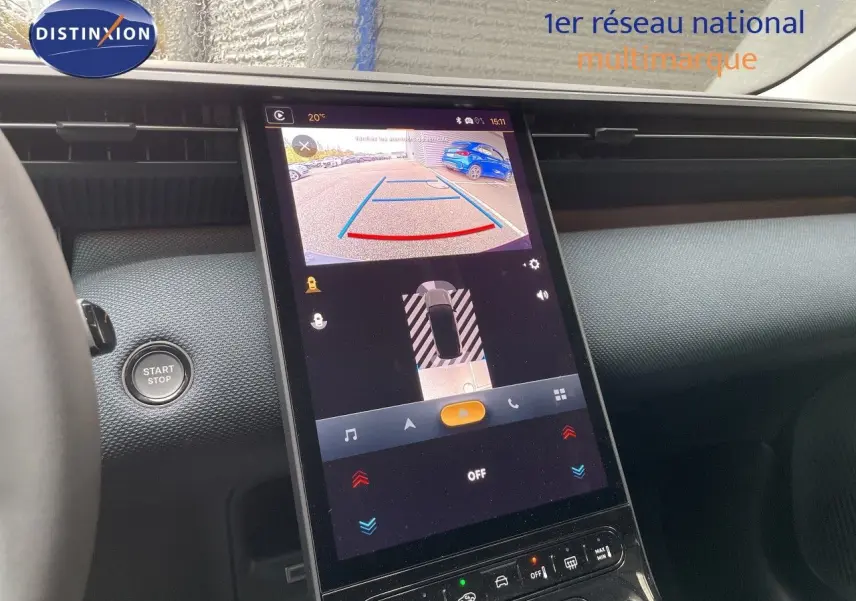 Vue rapprochée de l’écran central tactile du Citroën C5 Aircross Hybrid gris platinium, affichant la caméra de recul.