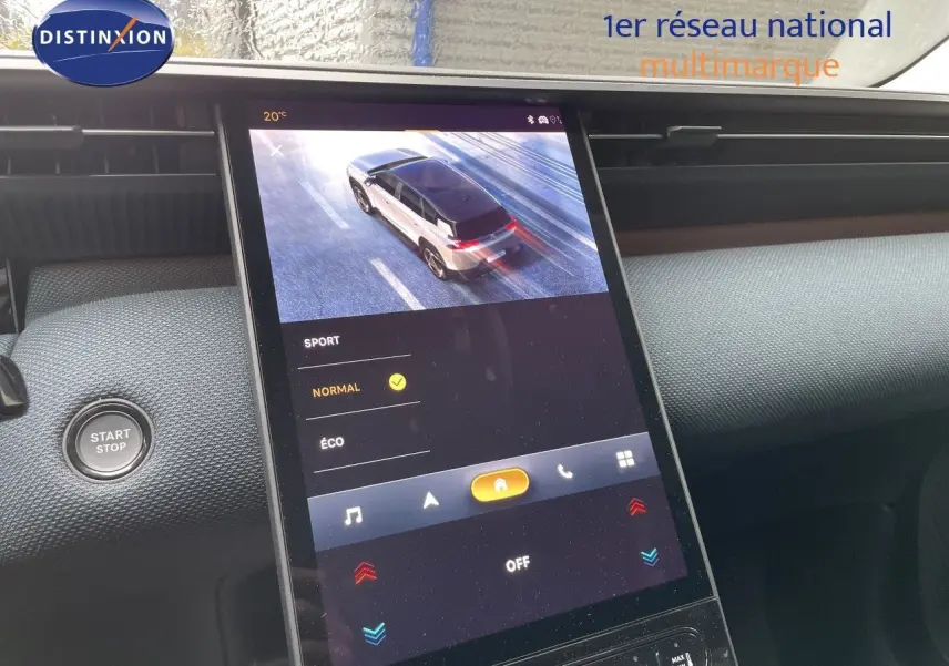 Écran tactile intérieur montrant le Citroën C5 Aircross Hybrid gris platinium en vue 3/4 arrière sur route.