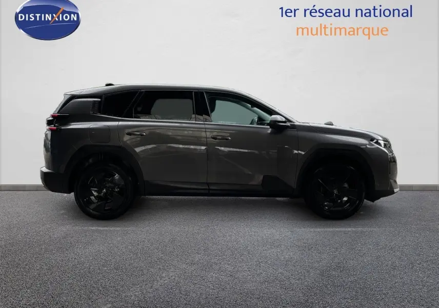 Profil côté gauche d'un Citroën C5 Aircross Hybrid gris platinium métallisé avec jantes noires, sur fond neutre.