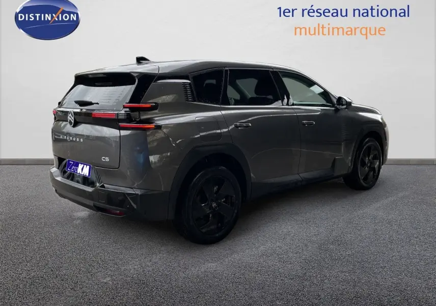 Vue 3/4 arrière droite du Citroën C5 Aircross Hybrid gris platinium métal avec jantes noires et feux arrière LED fins.