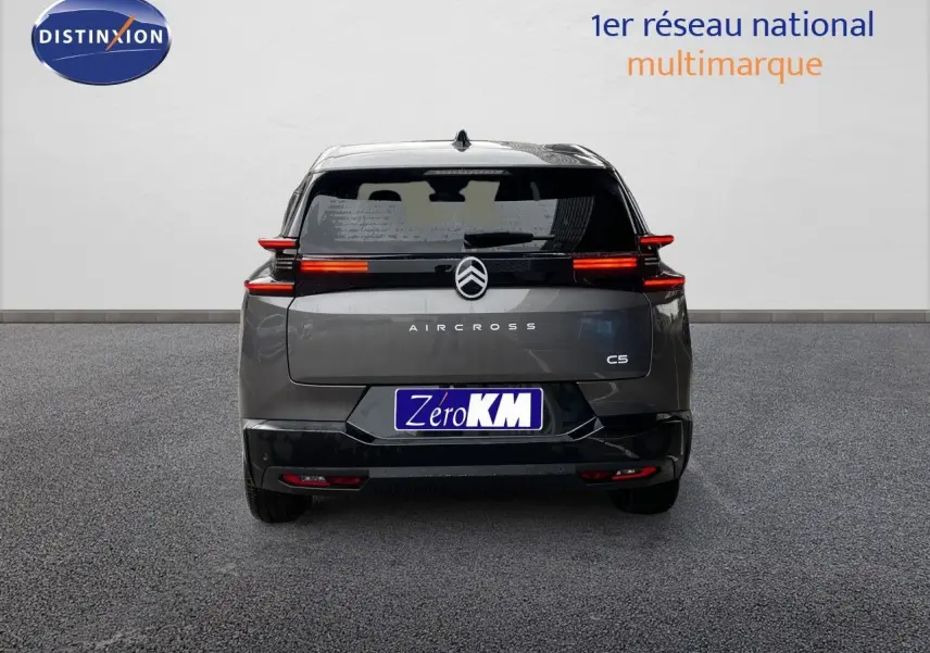 Vue arrière d’un Citroën C5 Aircross gris platinium métal 2026 avec feux LED horizontaux allumés.