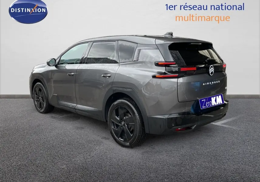 Vue 3/4 arrière droite d'un Citroën C5 Aircross Hybrid gris platinium métallisé avec jantes noires et feux arrière LED.