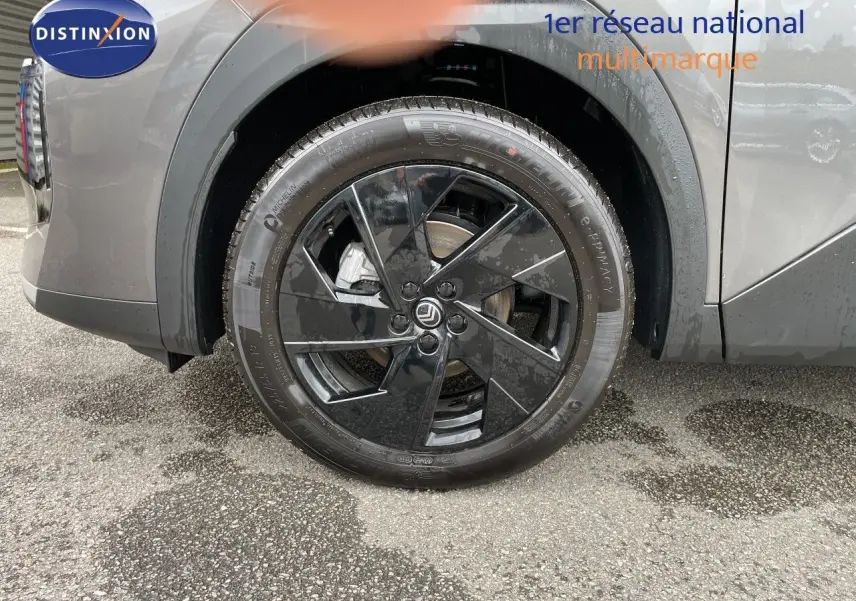 Gros plan sur la roue avant droite noire brillante du Citroën C5 Aircross Hybrid gris platinium 2026.