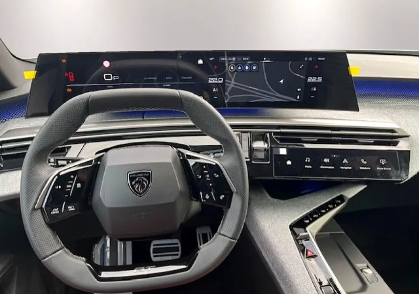 Vue intérieure centrée sur le volant cuir Peugeot 3008 gris Artense avec tableau de bord numérique et écran tactile.