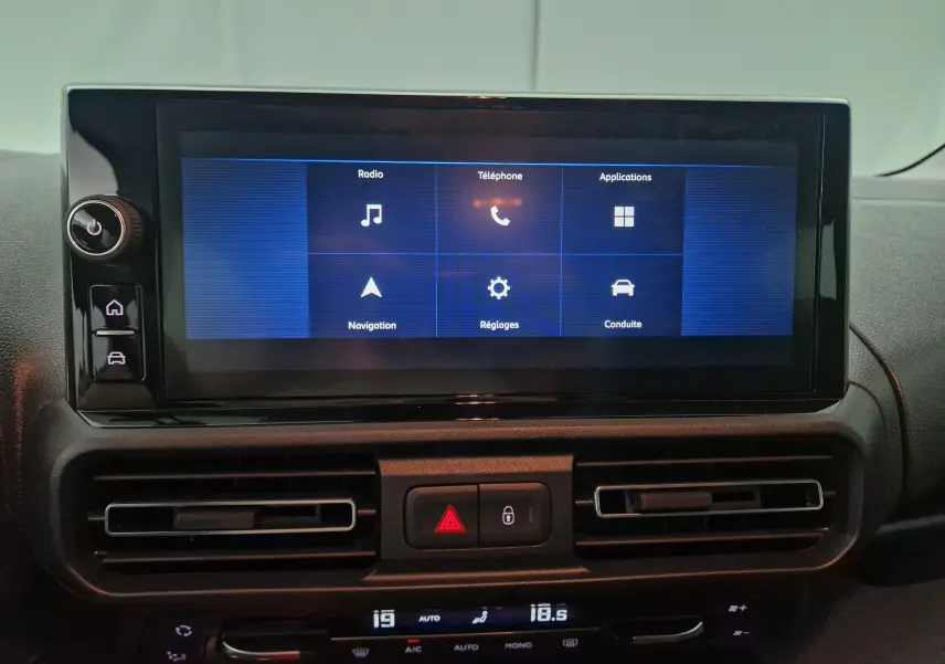 Écran tactile central du tableau de bord de l'Opel Combo Life affichant les options radio, téléphone, navigation et conduite.