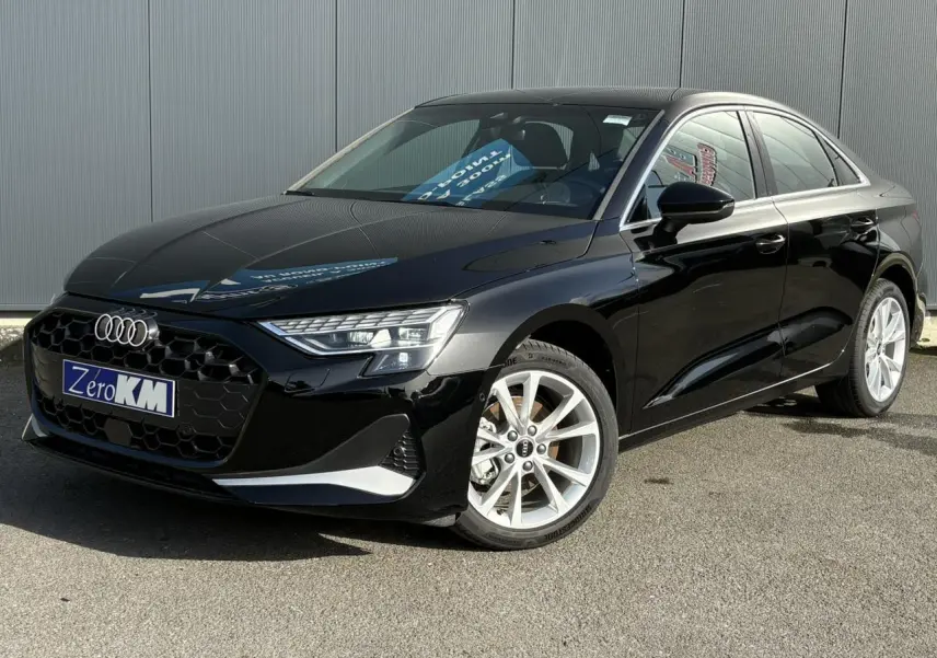 Audi A3 Berline noir Mythe vue 3/4 avant droit, avec jantes alliage 17 pouces et phares LED distinctifs.