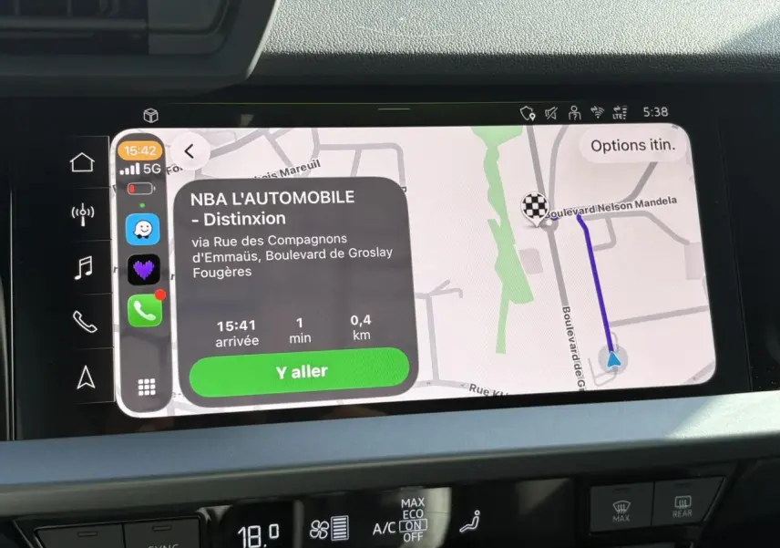 Écran tactile central de navigation affichant un itinéraire dans l’Audi A3 Berline 30 TFSI noir, vue intérieure frontale.