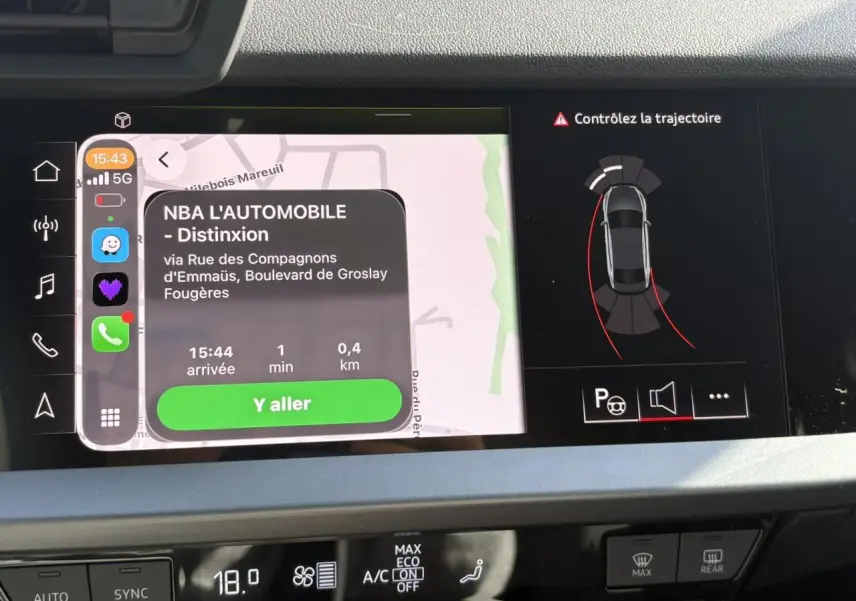 Écran central de l’Audi A3 Berline 30 TFSI 2024 montrant la navigation et l’aide au stationnement, intérieur moderne noir.