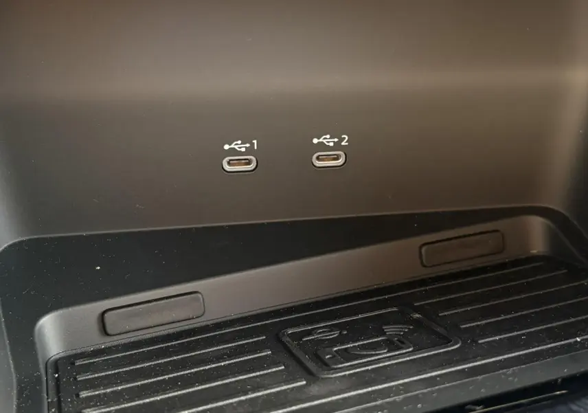 Gros plan sur la zone de charge à induction noire avec deux ports USB-C dans l’Audi A3 Berline 2024.