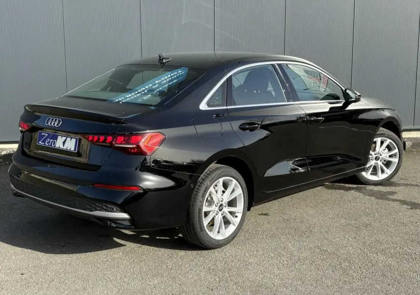 Audi A3 Berline noir Mythe vue 3/4 arrière droit, mettant en valeur ses jantes alliage 17 pouces et feux LED dynamiques.