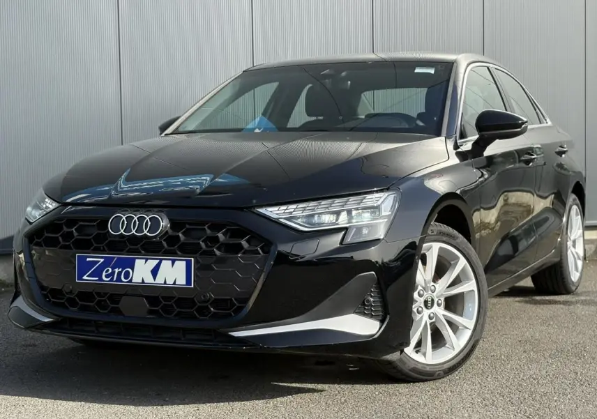 Audi A3 Berline noir Mythe vue 3/4 avant droit, mettant en valeur sa calandre hexagonale et ses phares LED distinctifs.
