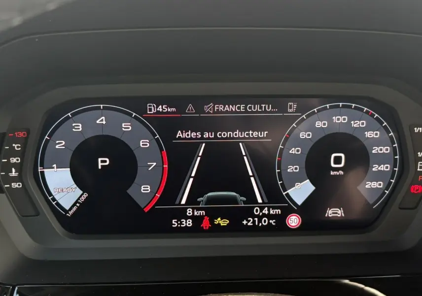 Affichage numérique du tableau de bord de l'Audi A3 Berline 2024, montrant les aides au conducteur et la vitesse à 0 km/h.