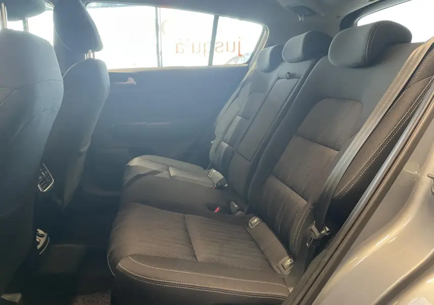 Vue intérieure côté droit des sièges arrière en tissu noir du Kia Sportage gris clair 2021.