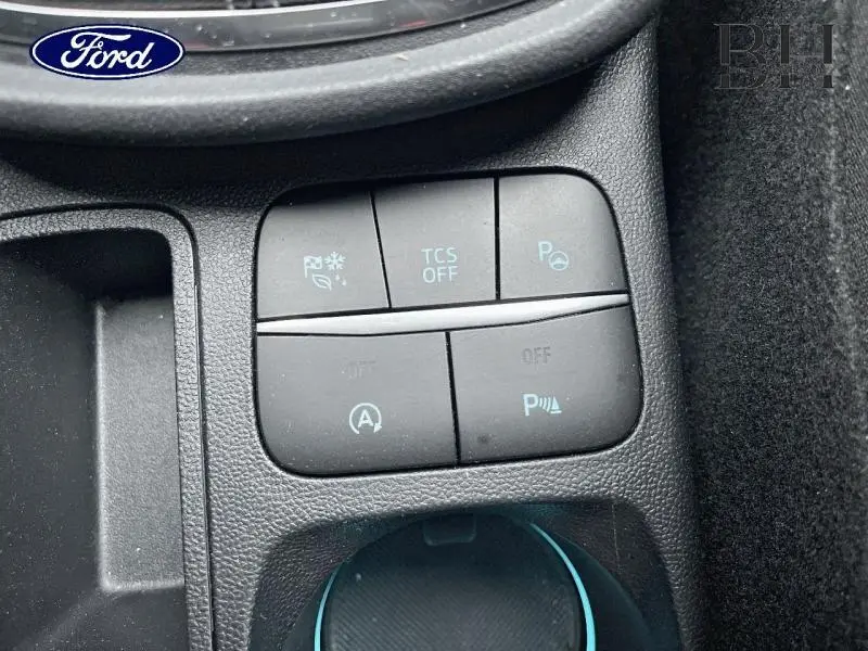 Gros plan sur les boutons de commande du tableau de bord d’un Ford Puma 2023 gris Solar Métallisé.