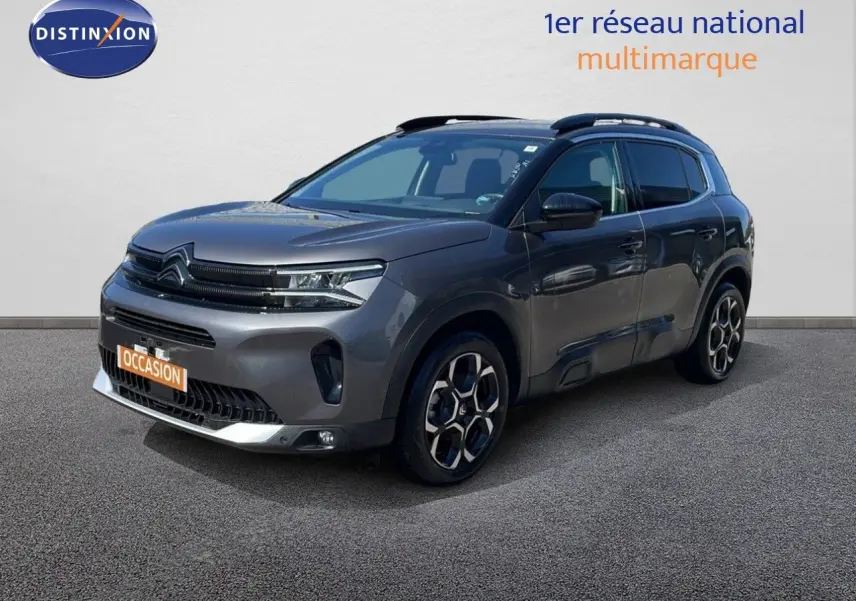 Citroën C5 Aircross gris platinium métal en 3/4 avant droit, avec jantes bi-ton et toit noir contrasté.