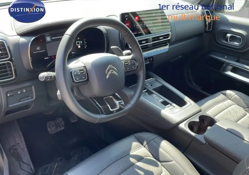 Intérieur avant droit du Citroën C5 Aircross gris platinium, volant multifonction et console centrale moderne.