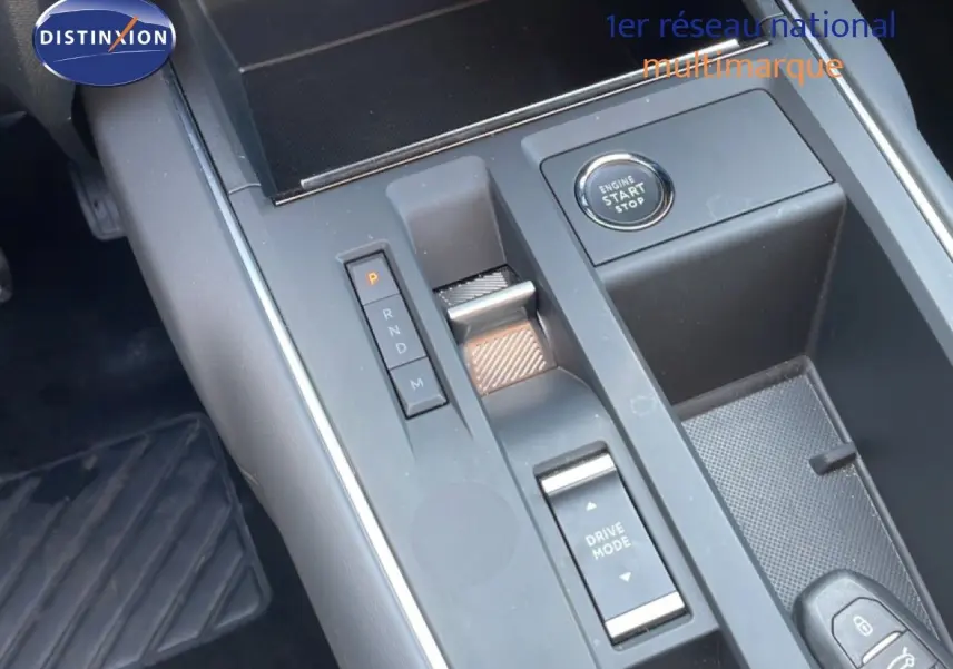 Gros plan sur la console centrale grise du Citroën C5 Aircross 2025, avec boutons de boîte auto et démarrage moteur.