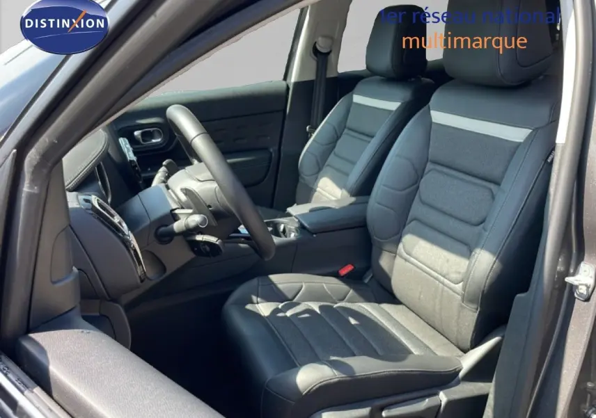 Vue intérieure côté conducteur du Citroën C5 Aircross gris platinium, sièges en tissu et cuir noir avec volant multifonction.