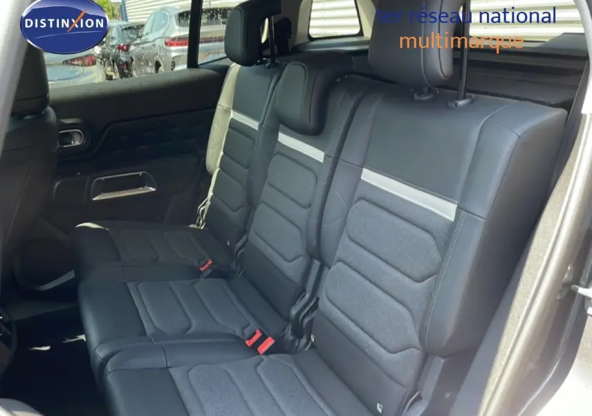 Vue intérieure côté droit des sièges arrière en tissu et cuir noir du Citroën C5 Aircross gris platinium 2025.