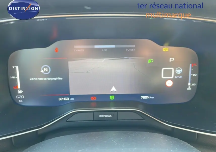 Tableau de bord numérique du Citroën C5 Aircross 2025, affichage de la navigation et indicateurs de conduite.