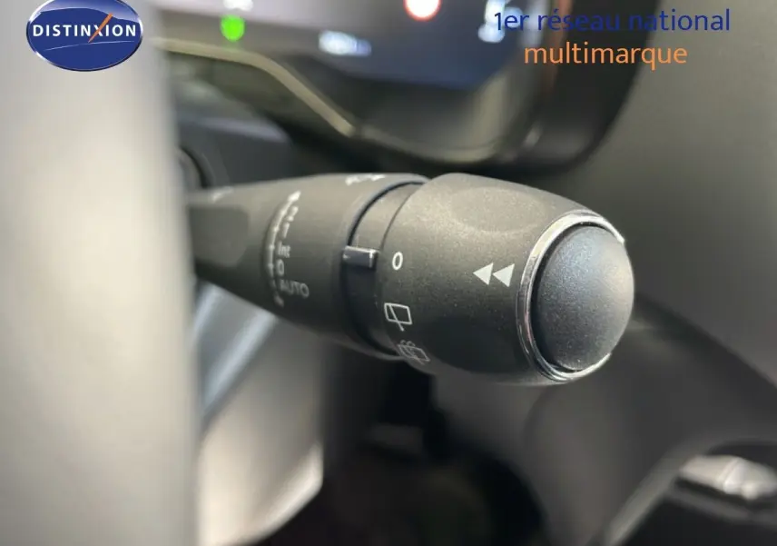 Gros plan sur la manette de commande des essuie-glaces dans l'habitacle du Citroën C5 Aircross gris platinium.