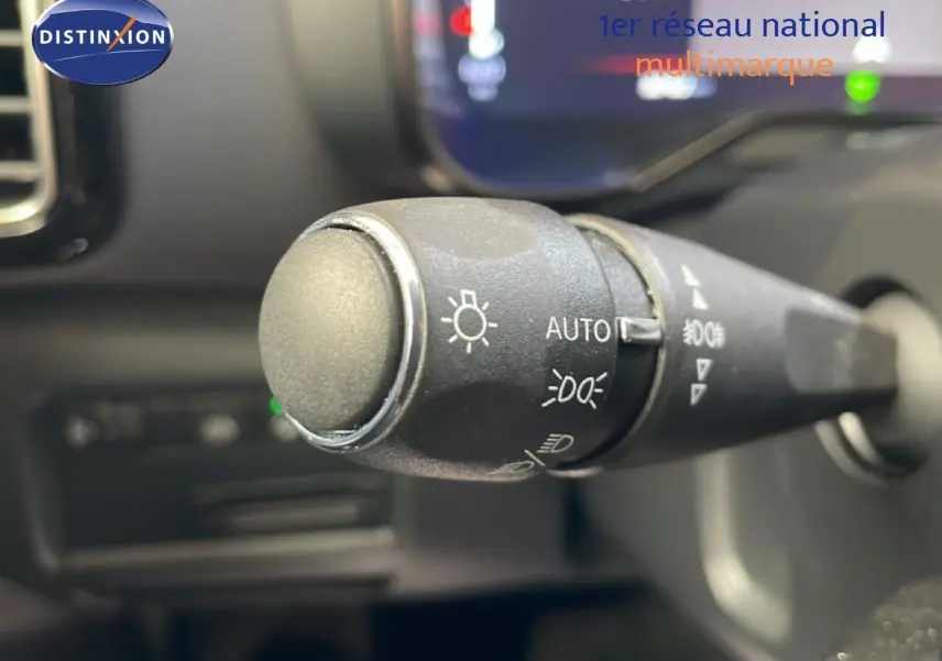 Gros plan sur la commande d’éclairage côté gauche du tableau de bord du Citroën C5 Aircross gris platinium 2025.
