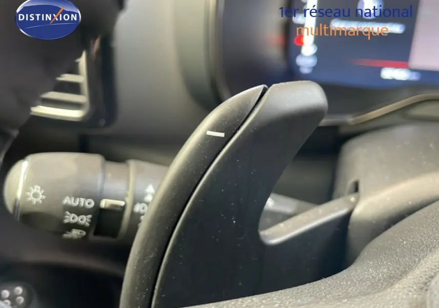 Gros plan sur la palette de changement de vitesse au volant dans l’habitacle du Citroën C5 Aircross gris platinium.