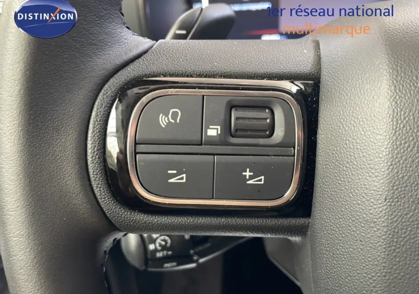 Gros plan sur les commandes du volant du Citroën C5 Aircross gris platinium, boutons de réglage du volume et appels.