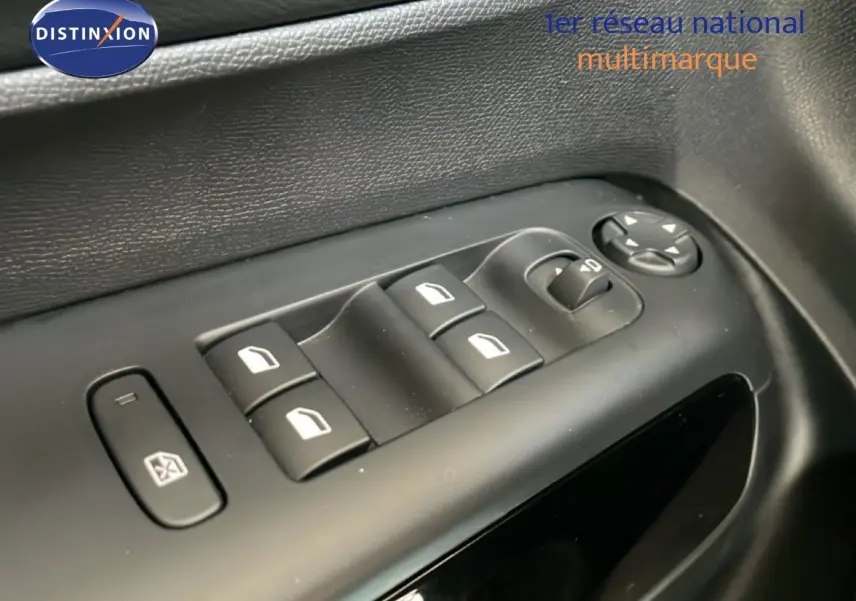 Gros plan sur les commandes des vitres électriques côté gauche du Citroën C5 Aircross 2025 en intérieur noir.