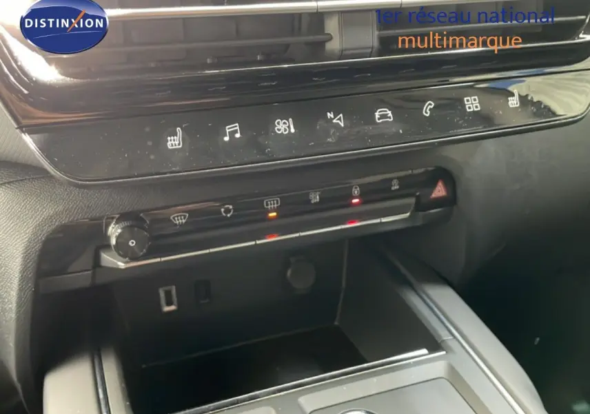 Vue rapprochée de la console centrale du Citroën C5 Aircross gris platinium, avec commandes tactiles et ports USB visibles.