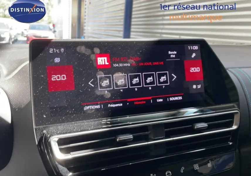Vue intérieure du tableau de bord du Citroën C5 Aircross gris platinium, avec écran tactile affichant la radio RTL.