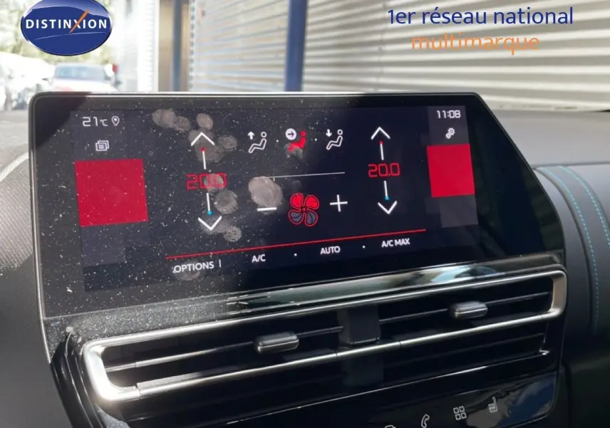 Tableau de bord du Citroën C5 Aircross gris platinium, vue rapprochée de l’écran tactile avec commandes climatisation.