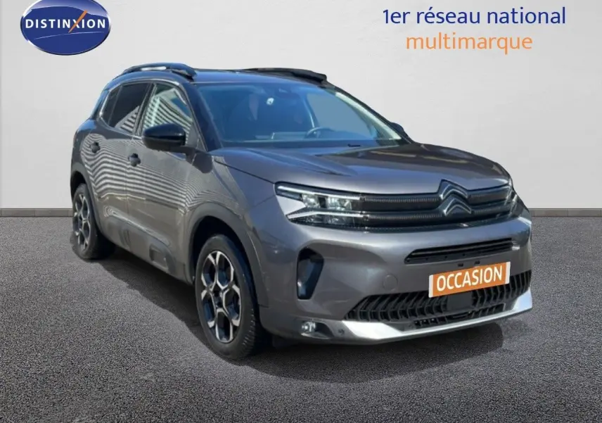 Citroën C5 Aircross gris platinium métal, vue 3/4 avant droit, avec jantes bi-ton et calandre distinctive.