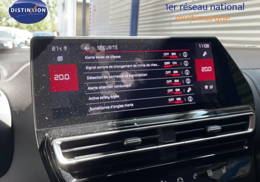 Écran tactile du tableau de bord du Citroën C5 Aircross 2025 affichant les options de sécurité en intérieur noir.
