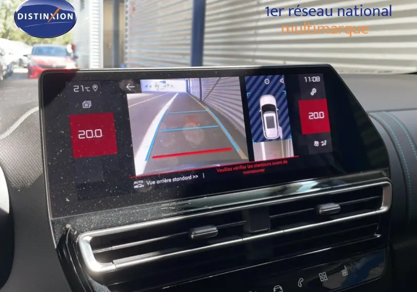 Vue intérieure du tableau de bord du Citroën C5 Aircross 2025, écran tactile affichant la caméra de recul et la température à 20°C.