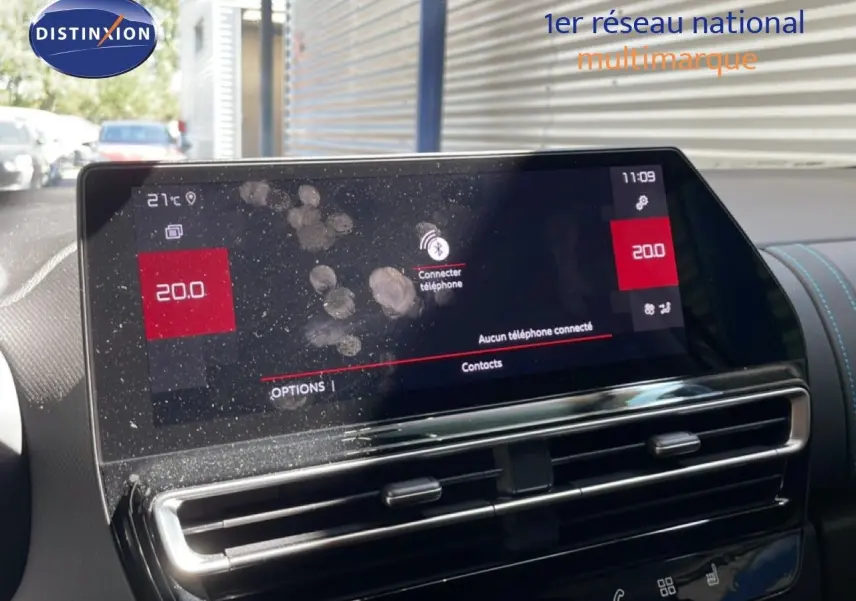 Écran tactile central du tableau de bord du Citroën C5 Aircross 2025, avec traces de doigts visibles.