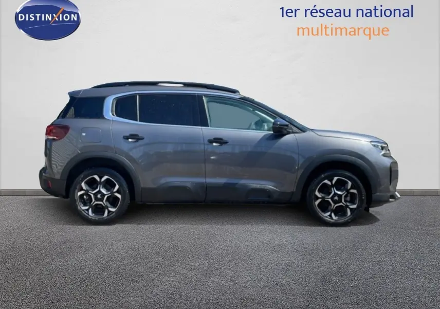 Vue de profil côté gauche du Citroën C5 Aircross gris platinium métal avec jantes bi-ton et toit noir.