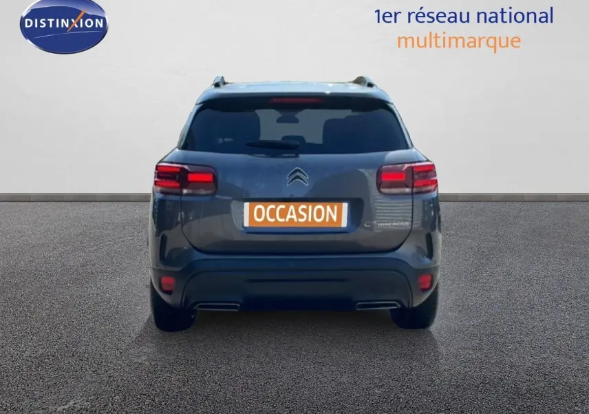 Vue arrière du Citroën C5 Aircross gris platinium métal avec feux LED et plaque d'immatriculation "OCCASION" visible.