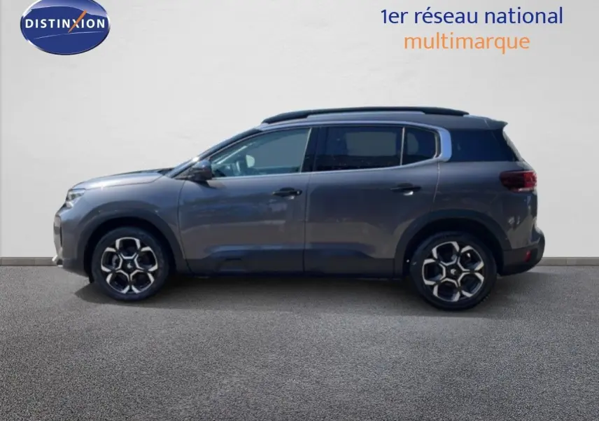 Profil droit du Citroën C5 Aircross 1.2 hybride 145ch gris platinium métal avec jantes bi-ton 18 pouces.