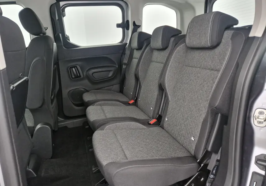 Vue latérale du second rang de sièges individuels gris dans l'habitacle de l'Opel Combo Life gris Artense.