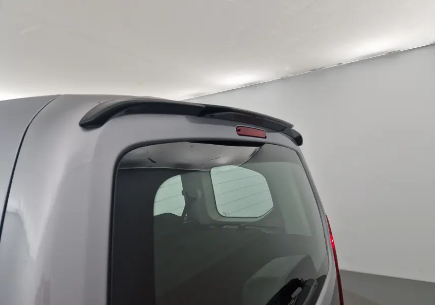 Vue arrière en léger angle d'un Opel Combo Life gris Artense avec becquet noir et lunette arrière teintée.